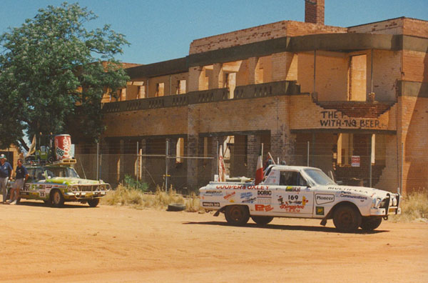 Derelict pub at Big Bell.