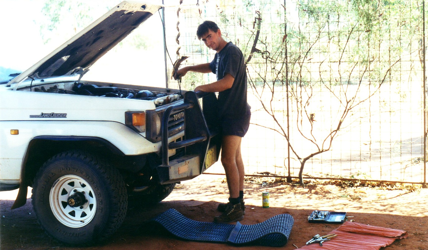 Darren repairing the stricken Landcruiser at Murchison Roadhouse.