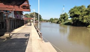 The markets are on the Tha Chin River.